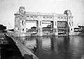 COLLECTIE TROPENMUSEUM Bovenstrooms aanzicht van de bandjirsluis Wonokromo (met schotbalkloods) Soerabaja Oost-Java TMnr 10007868.jpg